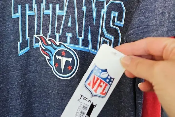 NFL  Tennessee Titans Women's Large Football T Shirt thumbnail 5