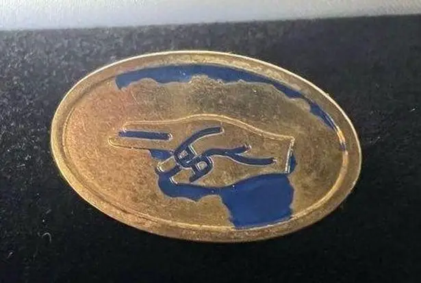 vintage Girl Scout Brownie 2 Finger Salute Pin,