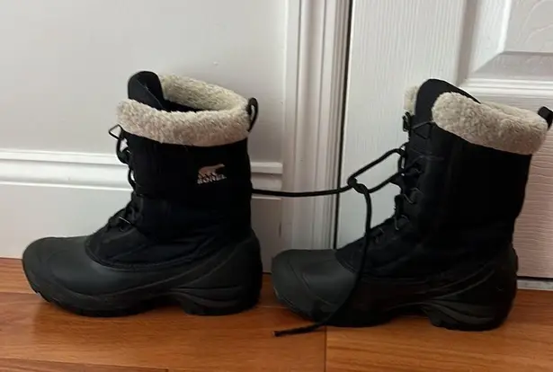 Sorel  Black lace insulated waterproof winter boots size 6