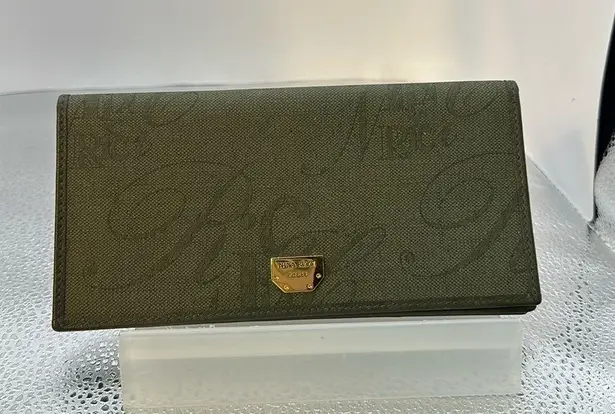 NINA RICCI Paris made in Spain. A beautiful billfold new without tags.