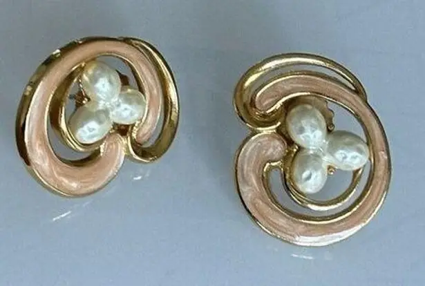 Avon Island Shell With 3 F.W. Rice Pearls Pierced Earrings Photoshoot