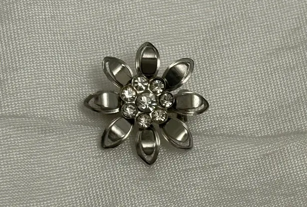 Lovely Little Silver Tone Flower Brooch Q Sparkly Rhinestone Center