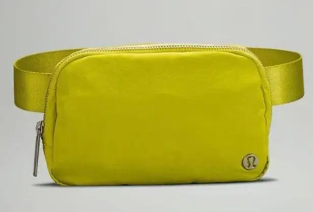  ATHLETICA | Lululemon Everywhere Belt Bag Yellow Serpentine | 1L