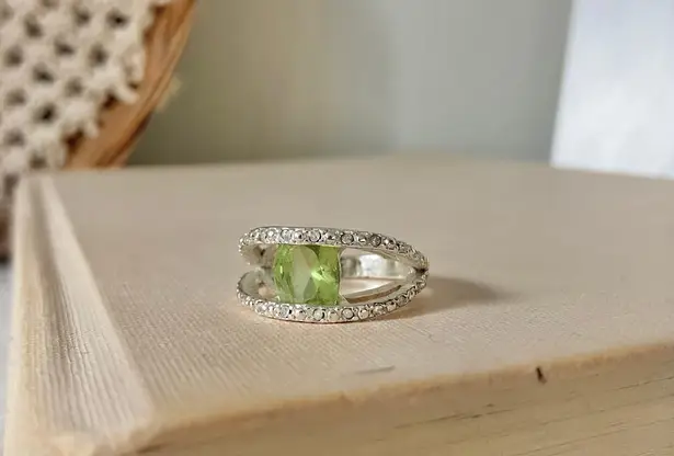 NRT Green & Silver Two Shank Ring “Venus” Avon Signed Peridot Eye Art Deco Jewelry