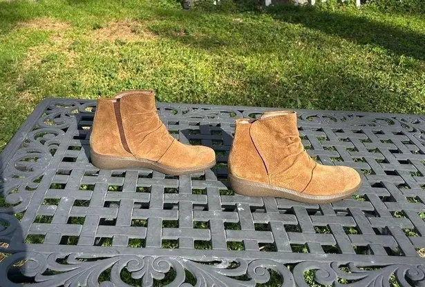 Munro Scout Tobacco Suede Ruched Water Resistant Comfort Bootie size 5.5