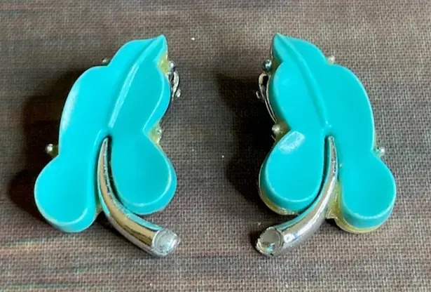 Source Unknown 0125 Vintage 50s Aqua Blue Thermoset Leaf Clip-On Earrings w/Silver Tone Setting
