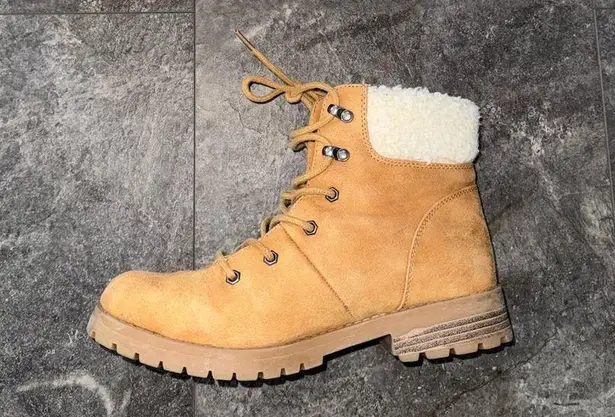 Cliffs by WHITE MOUNTAIN Faux Fur Trim Lace Up Boots Size 8M NWOT Tan