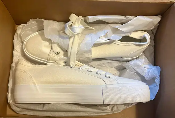 Amazon Basics White Platform Sneaker - Image 2