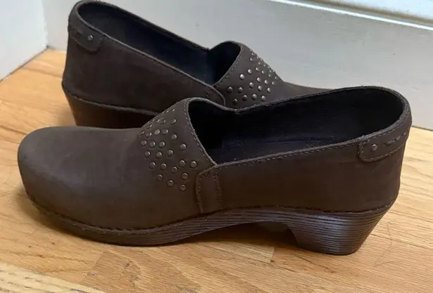 Dansko Mavis Brown Nubuck Leather Studded Slip On Clogs Shoes Size 39 US 9