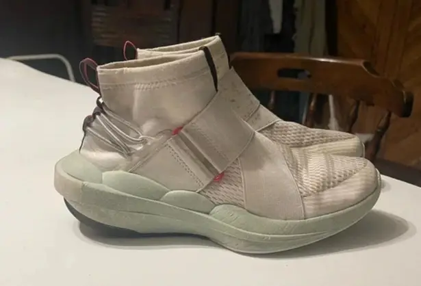 Sorel Women’s 7.5 Explorer Defy Mid Sneakers Flawed