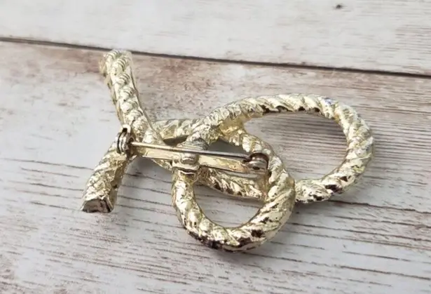 Vintage Brooch / Pin Light Gold Tone Looped Woven Rope Design
