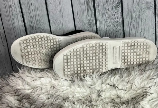 Women’s Shoes – Size 8½ Gently used and in great condition. Black