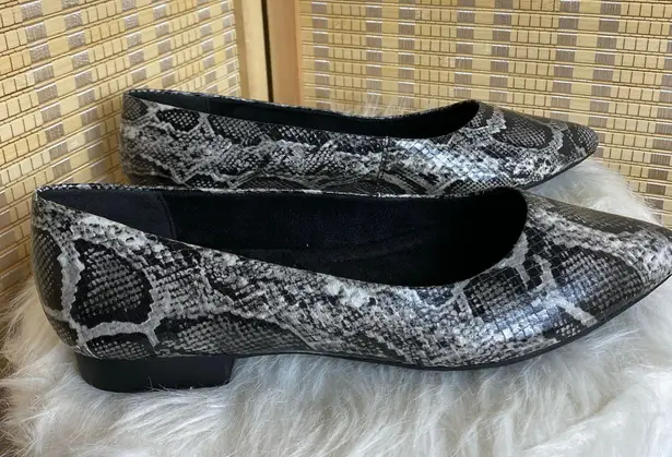 Bella Vita Vivien II Black/White Snake Flats