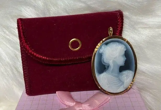 K18 gold Stamped Cameo Brooch.