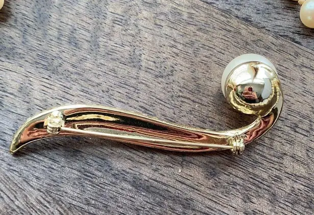 Faux Pearl And Rhinestone Pin Brooch great for wedding mother or bride Gold
