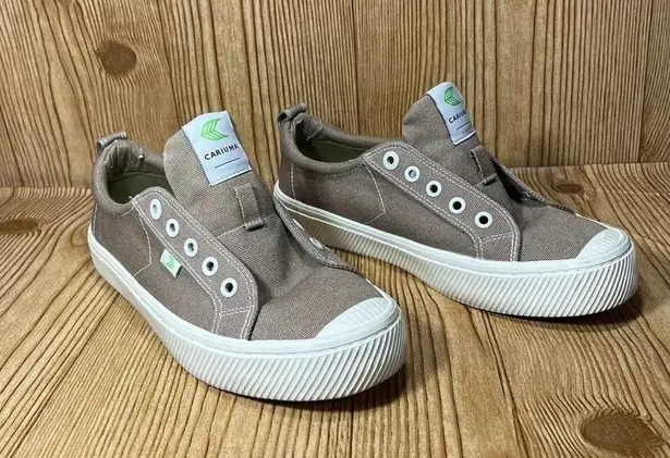 Cariuma Sand Contrast Thread Canvas oca low sneaker
Womens size 8 mens s…