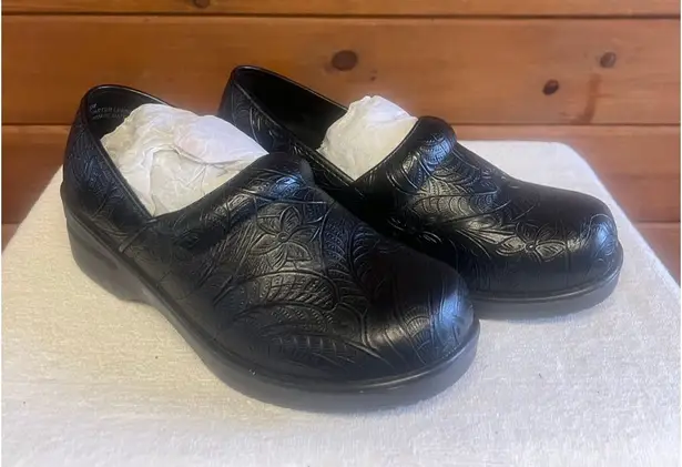 Judith Clair Black Tooled slip on Clogs Sz 7.5 NIB - Image 1