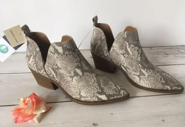 Snake Print Ankle Boots, Size 9 1/2 🐍 White