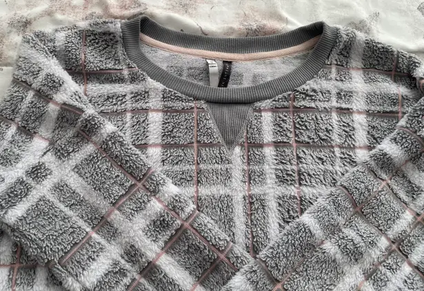 Jaclyn Intimates Fleece Plaid Gray & White Sweatshirt, size S