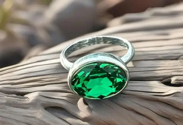 Handcrafted sparkly ring made with green Swarovski crystal size 8 Silver