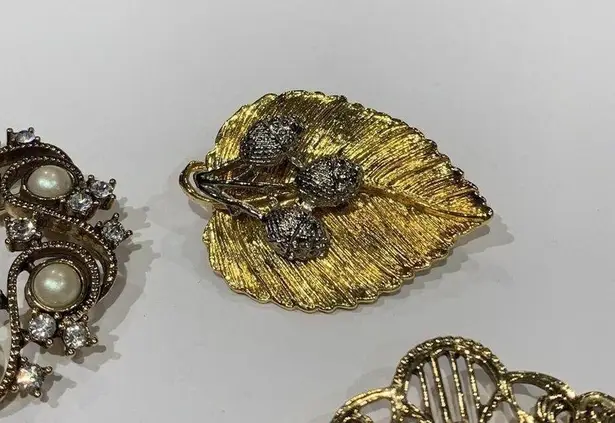 Monet Lot Of 5 Variety Of Vintage - Modern Brooch Pins Gold Tone 1  1 AAi