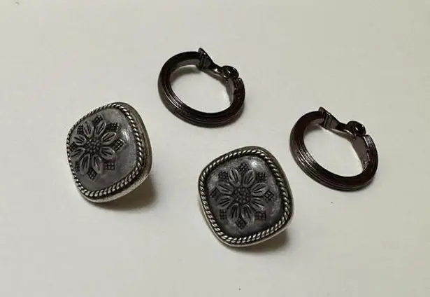 Monet Lot Of 2 Signed Purple Clip On Earrings Signed And Napier