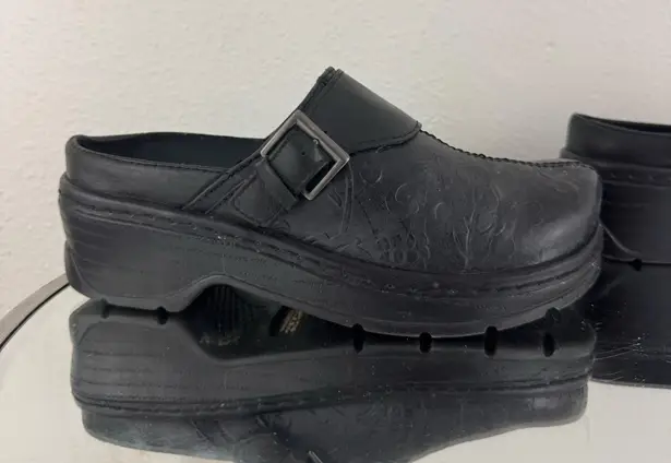 KLOGS Footwear Black Leather Flower Embossed Austin Oil & Slip Resistant Clogs Size 8.5