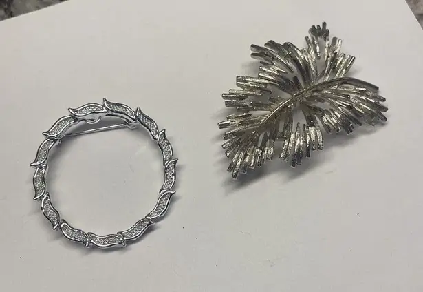 Lot Of 2 Signed Costume Jewelry Brooch Pins Silver Tone Gerry’s / Lisner