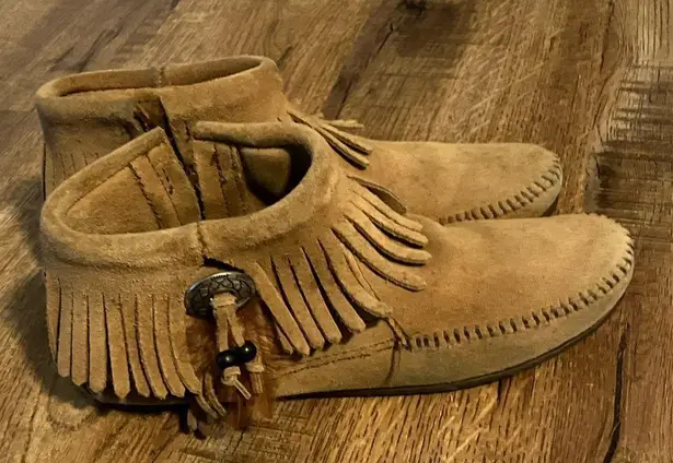 Minnetonka CONCHO FEATHER SIDE ZIP BOOT - Camel - Size 7