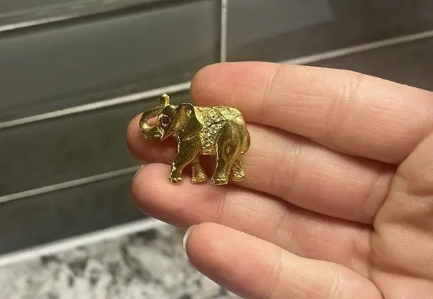 Tiny Signed GIOVANNI Vintage Elephant Rhinestone / Gold Tone Brooch Pin