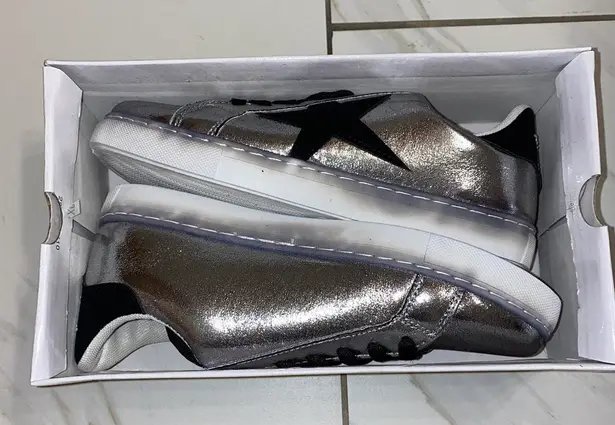 NIB Anna Gray/Black Star Cutout Sneakers 8 Gray