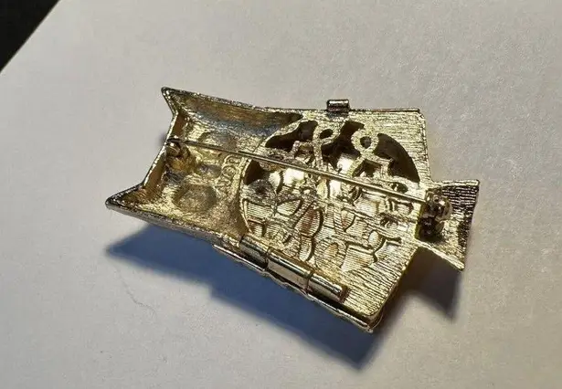 Signed Avon Solid Perfume Holder Brooch Pin Gold Tone Owl With Green Rhinestone