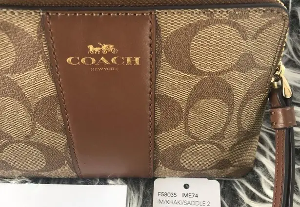 Coach NWT  Corner Zip Wrislet In Signature Canvas