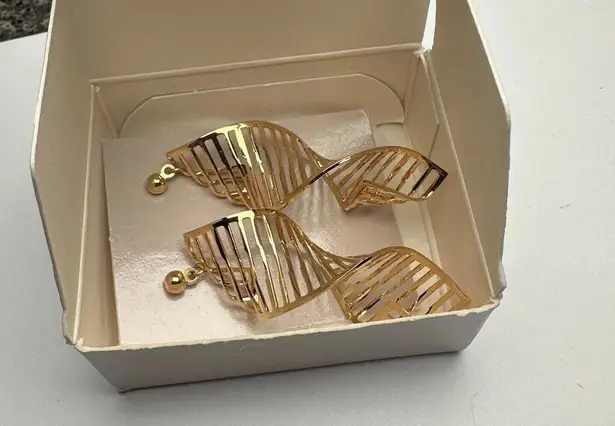 Avon Spiral Motion Gold Tone Dangle Drop Pierced Earrings NWT In Box