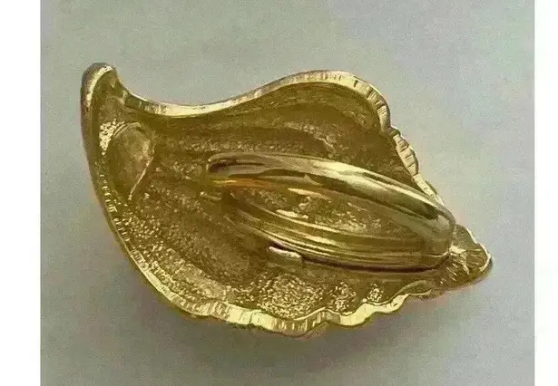 KJL Kenneth Jay Lane Avon Gold Tone Rhinestone Seashell Scarf C:lip / Extender