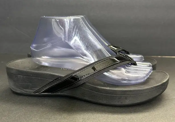 Vionic Womens size 11 High Tide Black Patent Leather Thong Sandals tvw4895