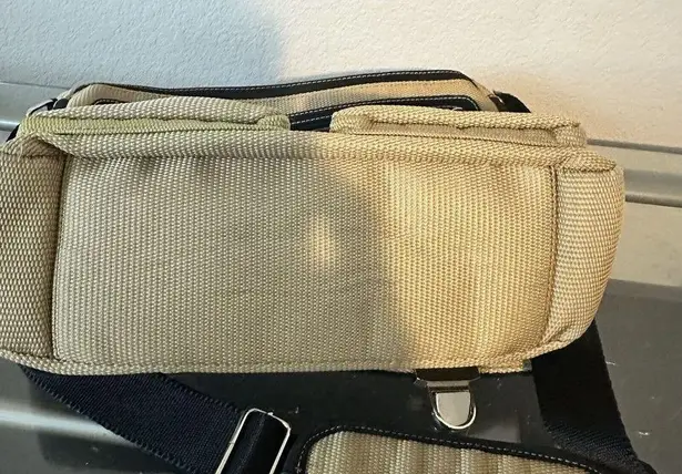 The Sak Messenger Bag Beige Khaki Purse Multiple Pockets Great Condition