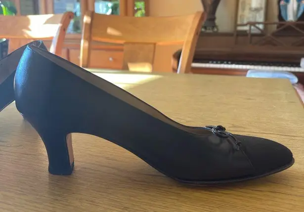 Salvatore Ferragamo Ferragamo black pumps Sz 8 very good condition Made in Italy