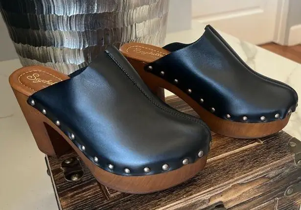 Seychelles Go All Out Mules in Black