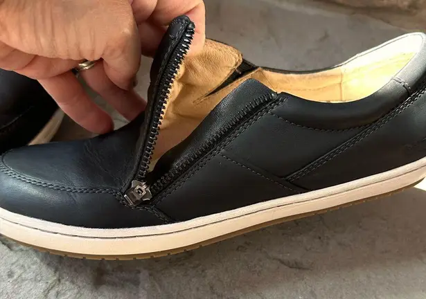 Taos Zipward Slip On Sneaker in Black Leather Orthotic Cushioned Size 8.5