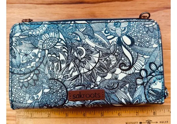 Sakroots Large Smartphone Wristlet Crossbody Navy & Cream Floral Zip Around
