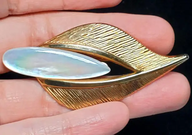 Leaf Tear Drop Mother of Pearl Brooch Unsigned 2.5" Vtg Gold Tone