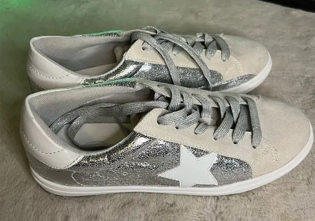 Party Women's Silver Star Low Top Sneakers Size 8 Casual Athletic Shoes