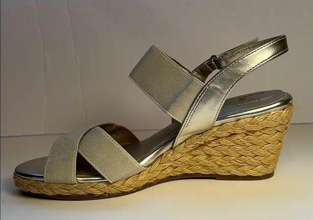 Bandolino Hearsay 2 Womens Slingback Wedge Heel Sandal Size 8.5M w/Beige Fabric
