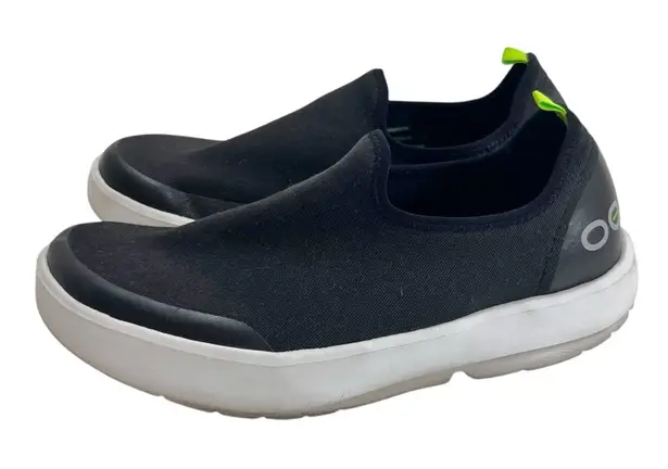 OOFOS OOmg eeZee Low Shoe in Black/White Black Size 8