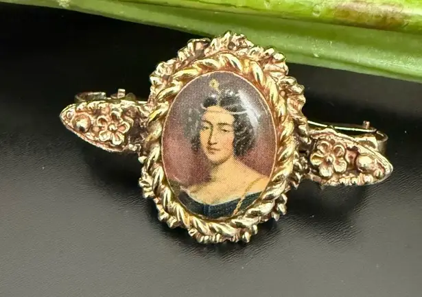Vintage Unsigned Victorian Lady Portrait Cameo Scarf Clip 9g. Gold