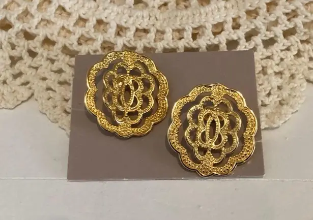 Avon Vintage Gold Tone Clip On Earrings Textured Dimensions