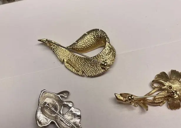 Monet Lot Of 3 Brooch Pins Vintage - Modern 1 Sarah Cov / 1  Fish