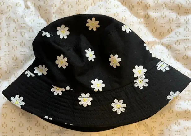 Retro Reversible Bucket Hat Daisies 90s y2k beach travel summer Black