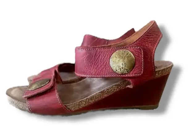 Taos Carousal Leather wedge red open toe sandal size 8